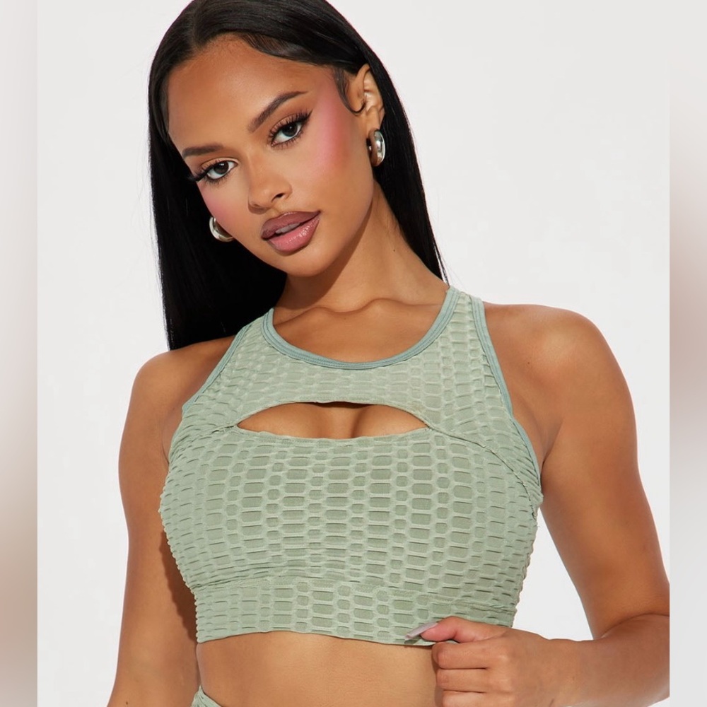 ❥𝕃𝔸 𝗦𝗢𝗖𝗜𝗘𝗧𝗬: The Best Assets Textured Cut Out Sports Bra